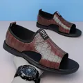 Sandalias romanas de verano para hombre con textura de cocodrilo marrón y diseño de punta abierta. - 38 / Marrón