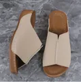 Vista detallada de sandalias de cuña beige para mujer con elegantes costuras en contraste - Caqui