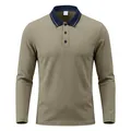 Detailansicht eines khakifarbenen Herren-Langarm-Polo-Shirts mit dunkelblauem Kragen - S / Oberteile / Braun