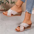 Vue détaillée des sandales compensées à paillettes roses avec design croisé. - Rose