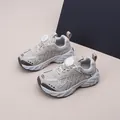 Detail der Kinder-Sportschuhe mit praktischem Drehverschluss und atmungsaktivem Mesh - Khaki