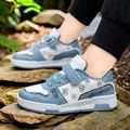 Modische stilvolle blau-weiße Kinder-Freizeitschuhe für Jungen mit Schildmuster-Design - Denim-Blau