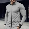 Detail van de lichtgrijze wafelstructuur op een herenpoloshirt met lange mouwen en rits - S / Tops / Grijs