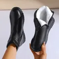 Detailansicht schwarzer Damen-Winterstiefel mit warmem weißem Kunstfellfutter und Reißverschluss - 35 / Schwarz (Weiße Wolle)