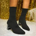 Eleganti stivaletti a calzino in maglia nera con tacco largo su sfondo oro brillante - 41 / Nero