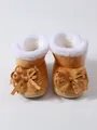 Detailansicht der fleecegefütterten Baby-Winterstiefel mit dekorativen Spitzenschleifen - Khaki