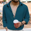 Dettaglio di camicia casual da uomo in tessuto crinkle color petrolio con colletto a rever. - Blu scuro