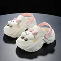 Niedliche beige Kinder-Clogs mit rosa Riemen und einer 3D-Wolken-Cartoon-Figur - Reisrosa