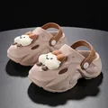Niedliche Khaki-Jungen-Clogs mit Cartoon-Anhänger und rutschfester Sohle für den Sommer - Beige-Khaki