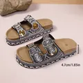 Böhmische Plateau-Sandalen mit Strass, Metallschnallen und einer Korksohle - 38 / Schwarz-1