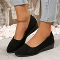 Elegante schwarze spitze Keilschuhe für Damen mit weicher Textur in Wildlederoptik - Schwarz