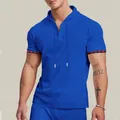 Detail des blauen Kapuzen-T-Shirts für Herren mit Waffelstrick und Karomuster-Besatz - Saphirblau