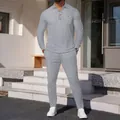 Detail von grauem Herren-Waffelstrick-Set mit langärmligem Polo und langer Hose. - S / Oberteil Und Unterteil / Grau