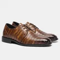 Vista laterale di scarpe eleganti da uomo marroni con motivo a coccodrillo - Motivo a Coccodrillo (KD6273)