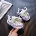 Lindas zapatillas blancas y lavanda para niñas con dijes de tulipanes y suelas blandas - Tallas 17-21 Caja de 100 Pares / Púrpura