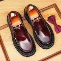 Herren Retro Loafer aus bordeauxrotem Rindsleder mit dicker schwarzer Sohle im Brit-Stil - Burgunderrot