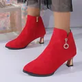 Nahaufnahme von roten Wildleder-Stiefeletten mit Pfennigabsatz und Strass-Anhänger. - 35 / Baumwollfutter / Rot