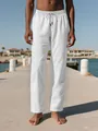 Detalle de pantalones de playa de algodón y lino blanco con cordón ajustable en un muelle soleado - Blanco