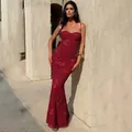 Elegante abito lungo a sirena bordeaux con applicazioni floreali e spalline sottili. - Taglia S / Vestiti / Rosso