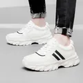 Baskets blanches rehaussantes homme avec talon invisible 8cm et rayures noires. - 35 / Style Homme / Blanc