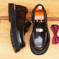Retro-Leder-Loafer im britischen Stil in Dunkelbraun mit dicker Sohle und Metallschnalle - Kaffeebraun