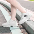 Baskets blanches élégantes à plateforme avec rayures noires et talon compensé invisible - 35 / Style Femme / Blanc