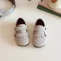 Bequeme graue Kinderschuhe aus Wildleder mit Doppelriemen und Metallic-Akzenten - Größe 21 (13.5cm) / Gebrochenes Weiß