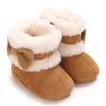 Détail de bottes d'hiver marron pour bébé avec doublure en fausse fourrure blanche et nœud - Marron