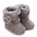 Gros plan de bottes de neige grises pour bébé avec doublure en fausse fourrure. - Gris