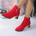 Botines de ante rojo con punta afilada y detalle de tacón de bloque con baño de oro - Rojo con Forro de Felpa