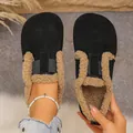 Détail de chaussures en daim noir vintage avec doublure en peluche brune chaude pour l'hiver - Noir