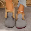 Vue détaillée de sabots gris doublés de polaire avec bordure en fausse fourrure chaude - Gris