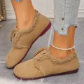 Gros plan sur des mocassins en daim marron doublés de polaire chaude portés par un modèle. - Abricot