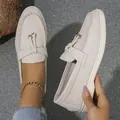 Elegante gebroken witte suède instappers voor dames met stijlvol goudkleurig ringdetail - 36 / Beige