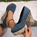 Elegante marineblaue Wildleder-Plateau-Wedges mit Korbmuster-Textur für Damen - Blau