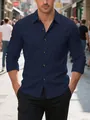 Modelo masculino con camisa de pana azul marino, vista de detalle en calle urbana - S / Tops / Azul marino