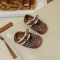 Klassische braune Mädchen-Spangenpumps mit Spitze und Karomuster-Volants - Größe 21 / 13.5cm / Braun