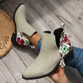 Botines de ante gris con punta fina y tacón grueso con bordado floral detallado - 35 / Botines Chelsea (907 Beige)