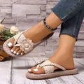 Primer plano de sandalias beige con plataforma, tiras trenzadas y flores en 3D. - 36 / Blanco Roto