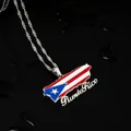 Primer plano del collar con colgante de bandera de Puerto Rico con detalle de esmalte - Estilo de Bandera de Mapa (Puerto Rico) / Color acero