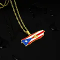 Dettaglio di una collana con ciondolo bandiera di Porto Rico in oro su superficie nera lucida. - Stile Classico Mappa Porto Rico / Oro