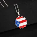 Primo piano della collana con ciondolo bandiera di Porto Rico in smalto colorato - Stile Rotondo a Ingranaggi Bandiera Porto Rico (F) / Argento