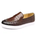Mocasines casuales para hombre en color marrón con textura de piel de avestruz y suela blanca - Marrón