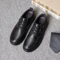Klassische schwarze Herren-Lederschuhe mit einer eleganten strukturierten Oberfläche. - Schwarz