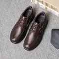 Klassische braune Herren-Freizeitschuhe aus echtem Leder zum Schnüren - Braun