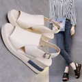 Beigefarbene Plateau-Keilsandalen mit verstellbarem Knöchelriemen für Damen Sommer. - Beige