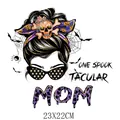 Αυτοκόλλητο θερμομεταφοράς Halloween Spooktacular Mom νεκροκεφαλή για ρούχα 23x22cm - Στυλ Halloween Spooktacular Mom (DH1656) / Συσκευασία 23x22cm