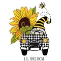 Süßer Sonnenblumen-Zwerg und Biene Bügelbild Aufkleber für DIY-Kleidung Format 11,9x15cm - Cartoon Gnome Sonnenblume (AT1661) / 11.9X15CM
