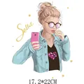 Toppa termoadesiva ragazza bionda selfie per abbigliamento fai-da-te 17.2x22cm - Ragazza alla Moda in Giacca di Jeans che si fa un Selfie(DH0471)
