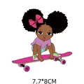 Parche térmico con una niña en un monopatín, tamaño 7,7x8cm para prendas de vestir - Afro Skateboard Girl (AT1073) / AT1073
